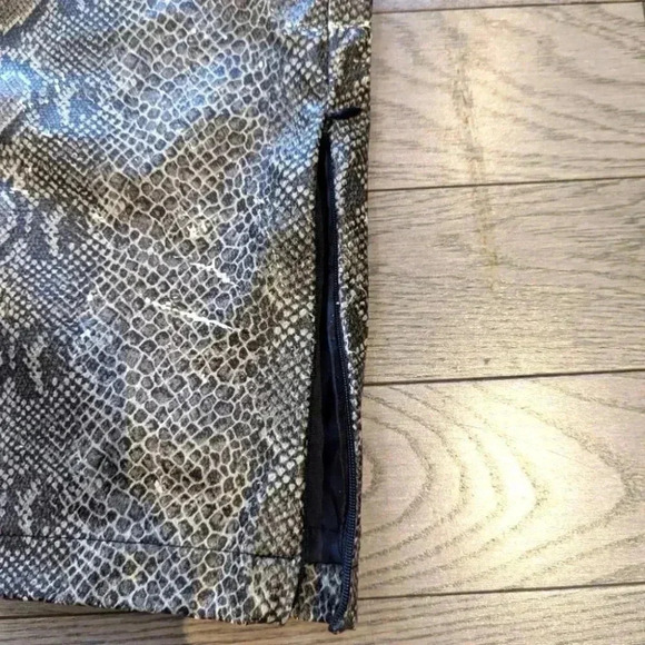 Xntrik Sport Vegan Snakeskin Pattern Gray mini Skirt/ side zipper slip-BNWOT - Picture 5 of 5